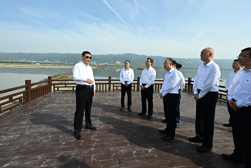 5月16日下昼，，，，，中共中央总书记、国家主席、中央军委主席习近平在前往陕西西安主持中国－中亚峰会途中，，，，，在山西运城盐湖考察。。