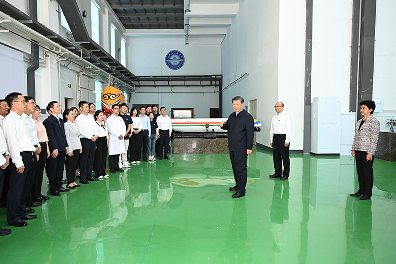 9月6日至8日，，中共中央总书记、国家主席、中央军委主席习近平在黑龙江考察。。这是7日上午，，习近平在哈尔滨工程大学考察时，，同师生代表亲热交流。。