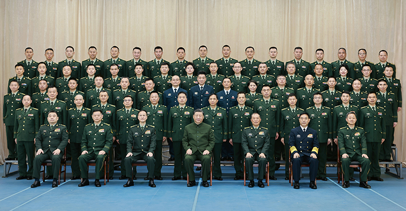 11月29日，，中共中央总书记、国家主席、中央军委主席习近平到武警海警总队东海海区指挥部视察。。。。。。这是习近平亲热接见东海海区指挥部有关同志，，同各人合影留念。。。。。。